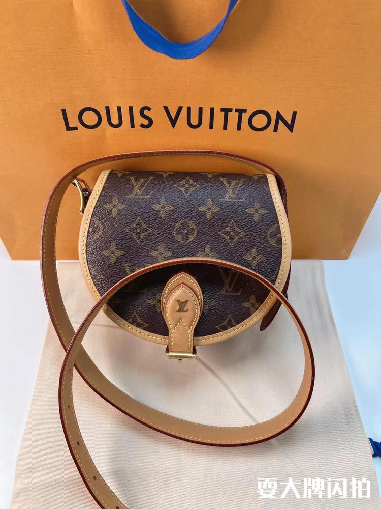 Louis Vuitton路易威登 Tambourin老花马鞍包 LV Tambourin老花马鞍包，复古的包型非常显时髦感，小巧容量充足，上身气质百搭，已经停产专柜买不到，这枚现货带走啦